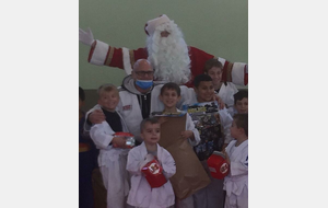 Escale du Pére Noël aux Ecoles de Judo de Draguignan, Trans-en-Provence et La Motte.